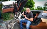George Mardo met zijn hond Jace en zijn BMW i8. Op het inzetje is te zien hoe de ruit werd ingeslagen.