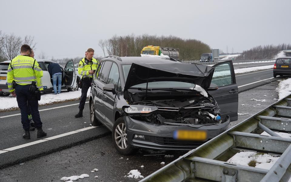 Auto in vangrail op N33 bij Assen, afrit Groningen dicht.