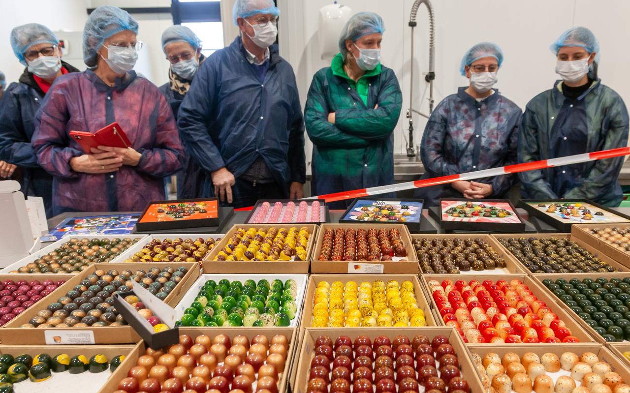 De gekleurde, glanzende bonbons van Chocolade bezorgd in Hoogeveen zijn volgens sommige bezoekers mooi om op te eten. De gekleurde, glanzende bonbons van Chocolade bezorgd in Hoogeveen zijn volgens sommige bezoekers mooi om op te eten.