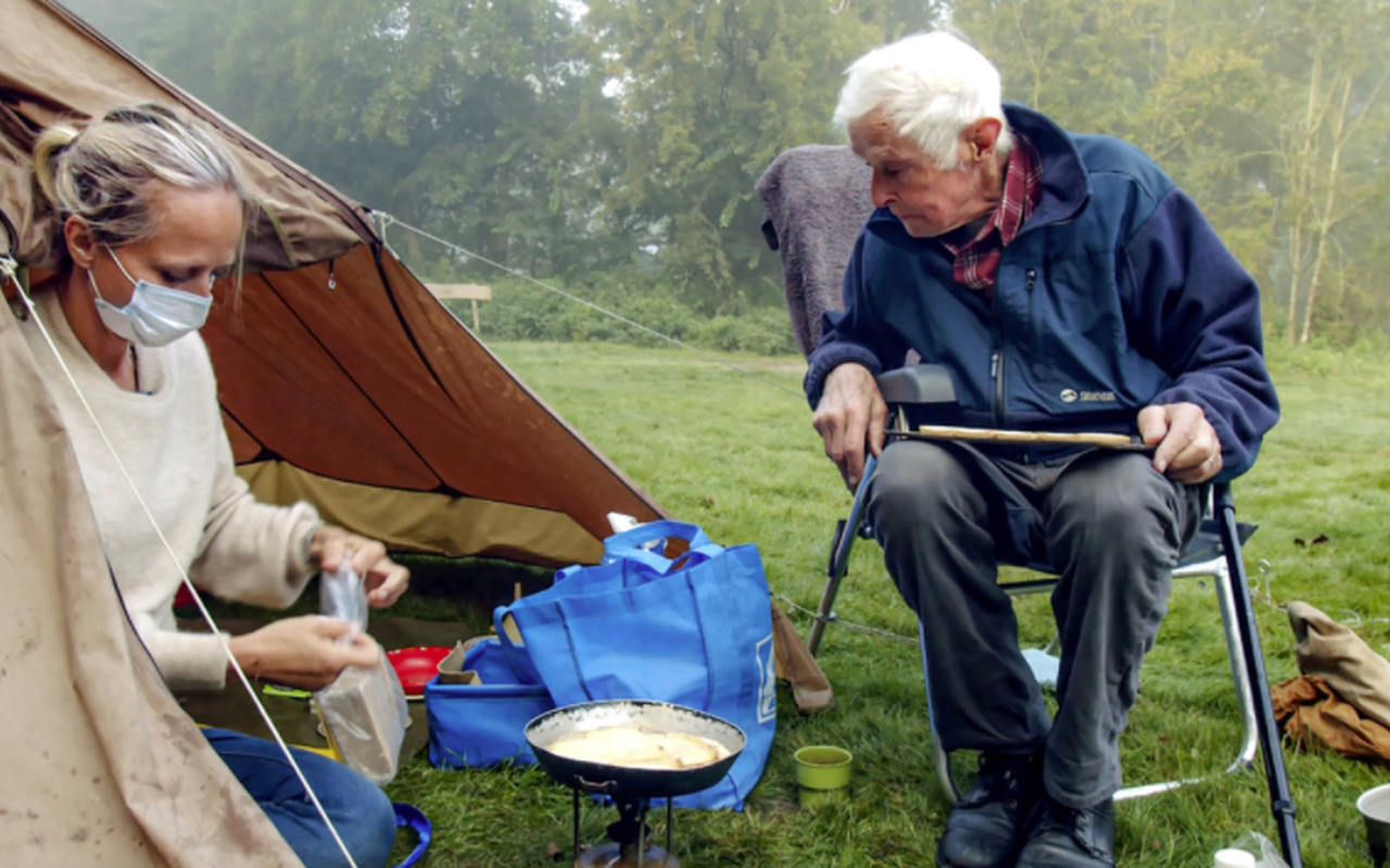 Floortje Dessing kampeerde deze zomer met haar 91-jarige vader in de Kennemerduinen.
