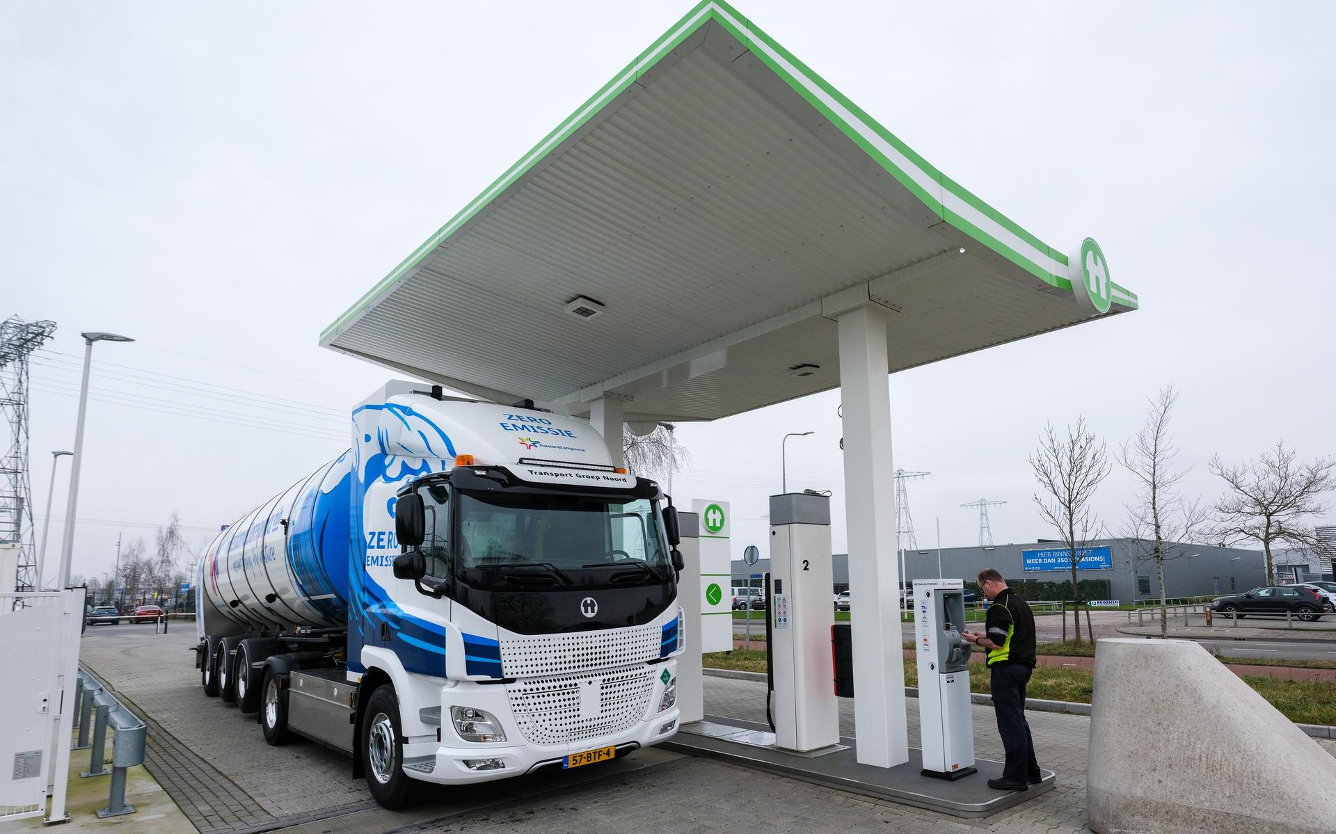 Een melkwagen van FrieslandCampina tankt waterstof in Groningen.