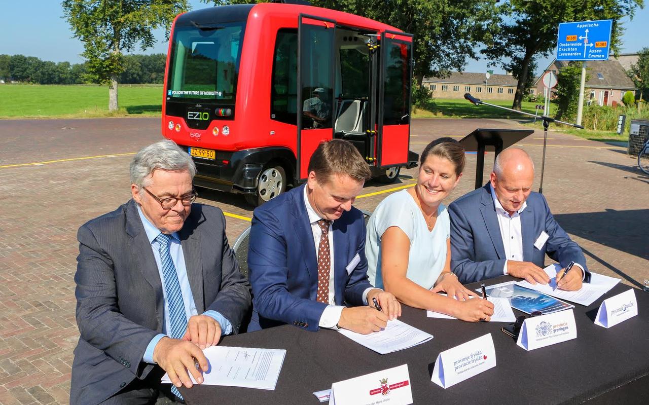 Wethouder Hans Welle van Ooststellingwerf en gedeputeerden Johannes Kramer (Friesland), Fleur Gräper (Groningen) en Henk Brink (Drenthe) bij de zelfrijdende shuttle. Wethouder Hans Welle van Ooststellingwerf en gedeputeerden Johannes Kramer (Friesland), Fleur Gräper (Groningen) en Henk Brink (Drenthe) bij de zelfrijdende shuttle.