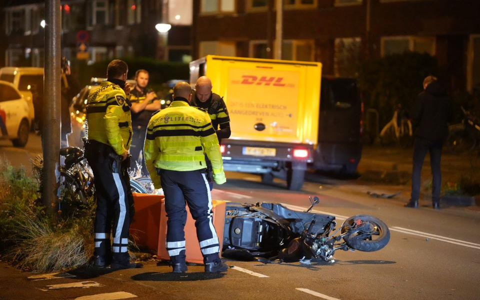 Scooterrijder gewond bij aanrijding met bestelauto op Peizerweg in Groningen.