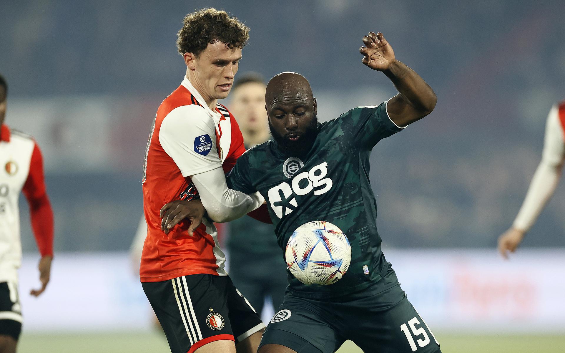 Jetro Willems namens FC Groningen in duel met Mats Wieffer van Feyenoord. 