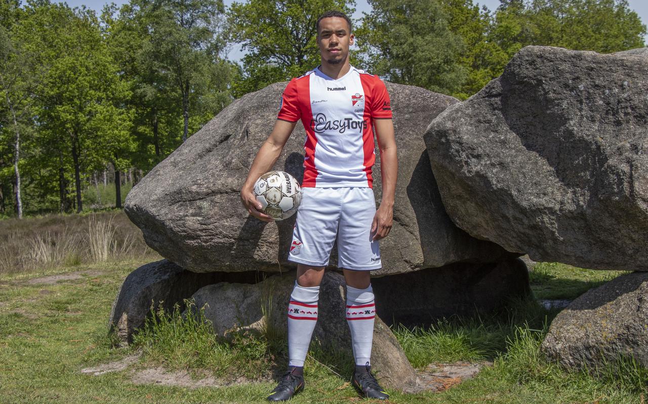 Luciano Carty poseert in het shirt van FC Emmen voor een aloude Drentse hunebed. Hij tekent bij tot de zomer van 2023, met een optie voor nog een jaar. Luciano Carty poseert in het shirt van FC Emmen voor een aloude Drentse hunebed. Hij tekent bij tot de zomer van 2023, met een optie voor nog een jaar.