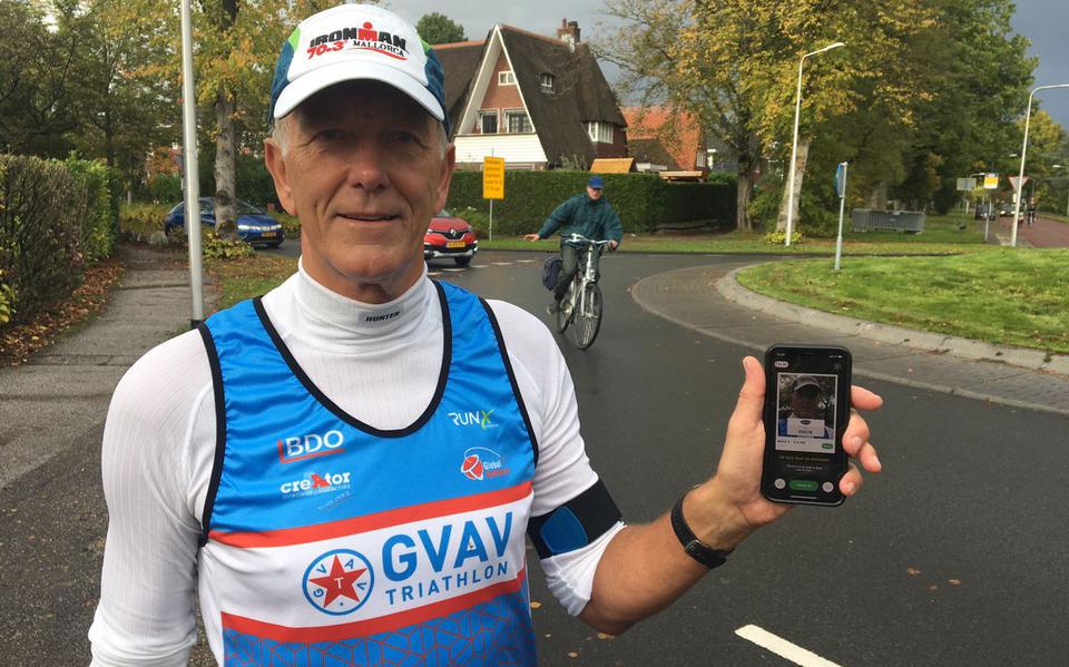 Frits Riemers met zijn startnummer voor de virtuele 4 Mijl van Groningen.