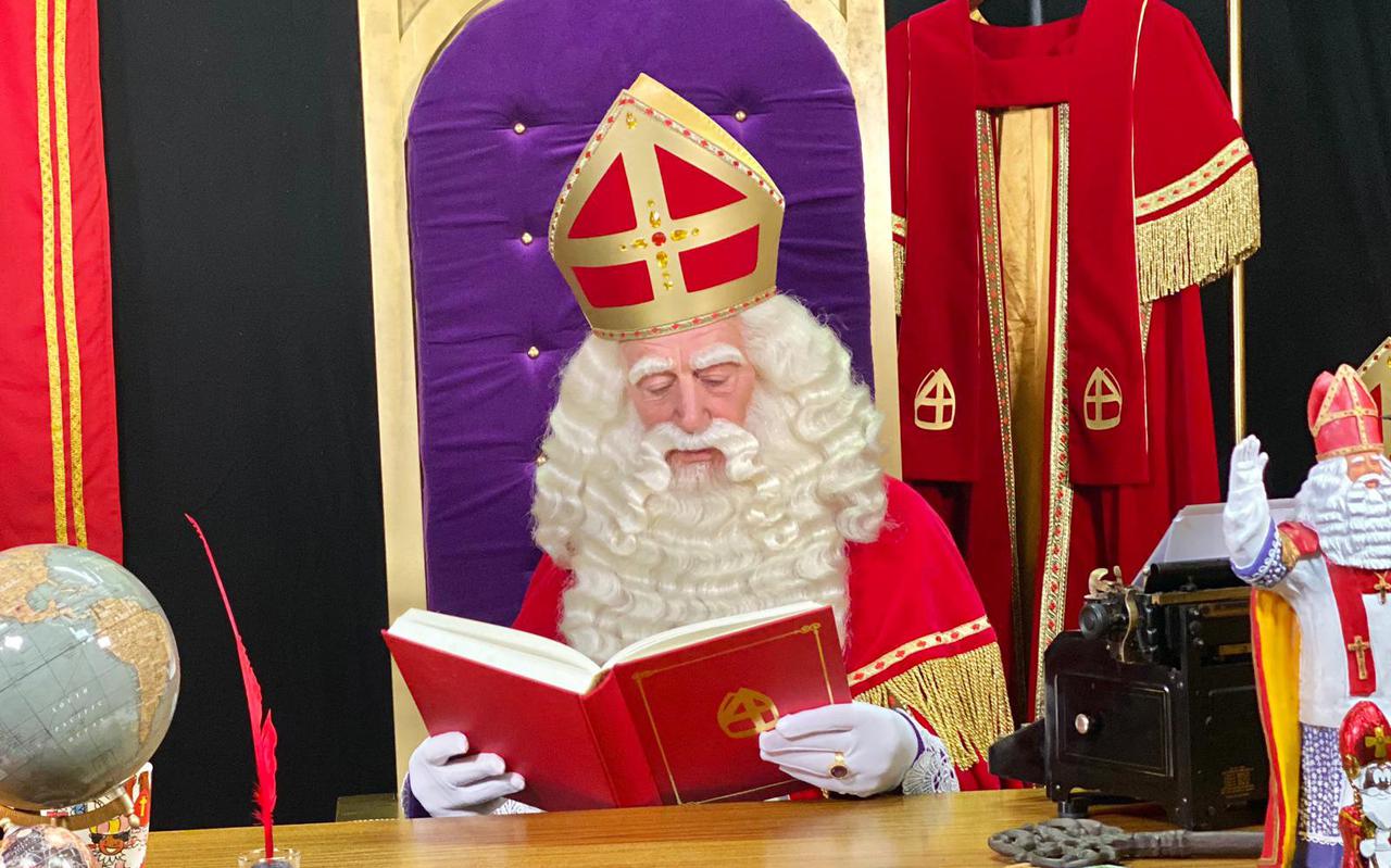 Sinterklaas controleert in het Grote Boek of hij alle cadeautjes heeft ingeladen op zijn Pakjesboot. Hij viert dit jaar geen pleinfeest in Veendam.