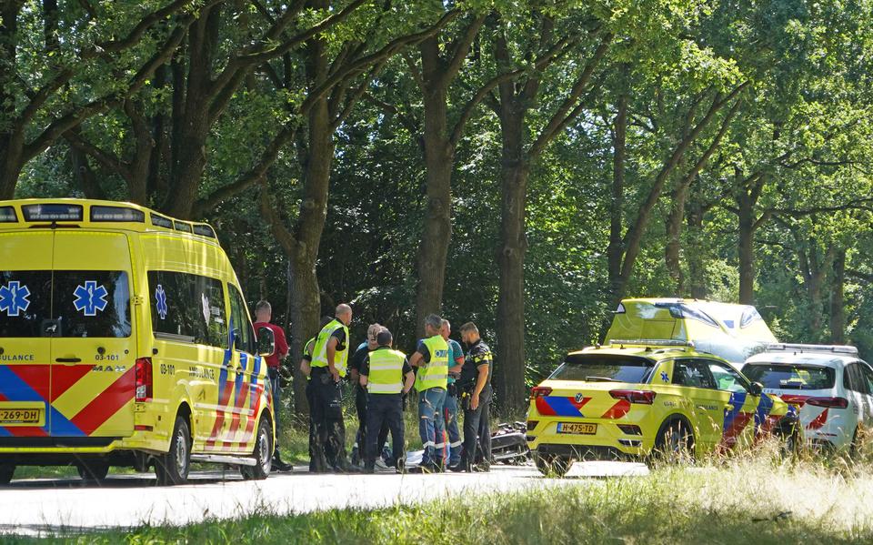 Motorrijder uit Coevorden overlijdt na botsing met auto in Hooghalen.