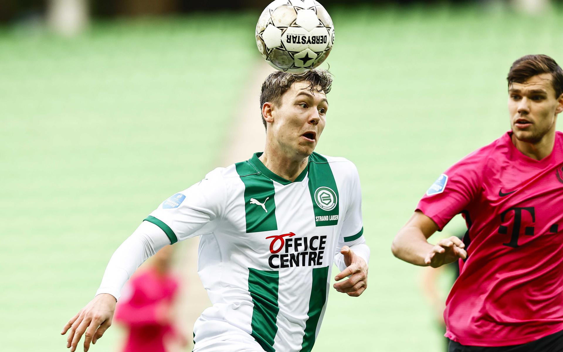 FC Groningen-spits Jorgen Strand Larsen in het shirt met hoofdsponsor Office Centre