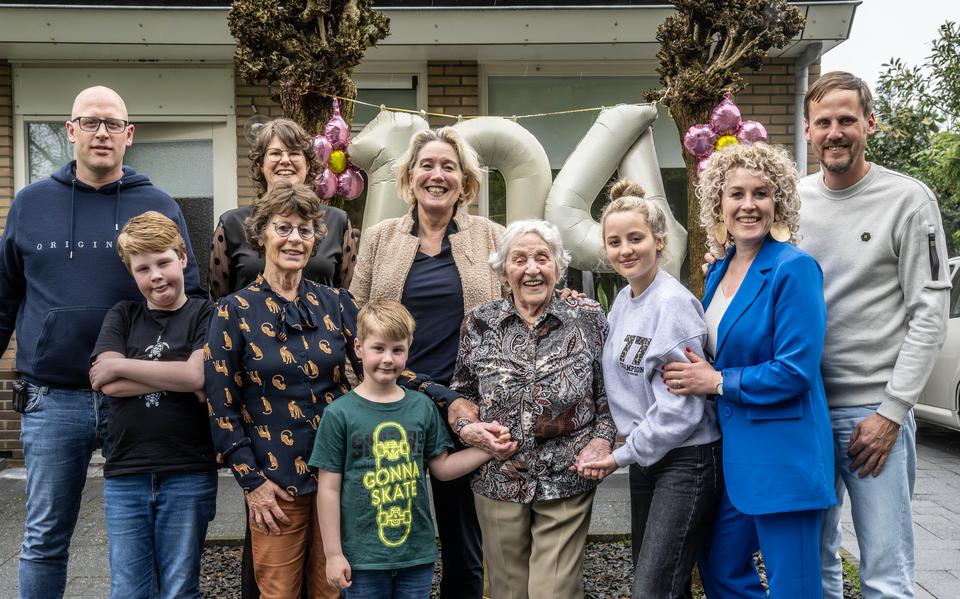 Martje Uilhoorn-Bos, met naast zich wethouder Annalies Usmany-Dallinga, omringd door een groot deel van haar familie.