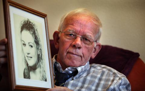 Bauke Vaatstra, de vader van de vermoorde Marianne Vaatstra, toont een foto van zijn dochter in 2012.