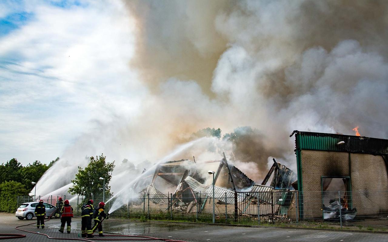Het filiaal van Welkoop in Hoogezand brandde in juni 2017 tot de grond toe af. Sindsdien bakkeleien de gemeente Midden-Groningen en Welkoop over herbouw aan het Winschoterdiep. Na vier jaar is men aanbeland bij de Raad van State. Het filiaal van Welkoop in Hoogezand brandde in juni 2017 tot de grond toe af. Sindsdien bakkeleien de gemeente Midden-Groningen en Welkoop over herbouw aan het Winschoterdiep. Na vier jaar is men aanbeland bij de Raad van State.