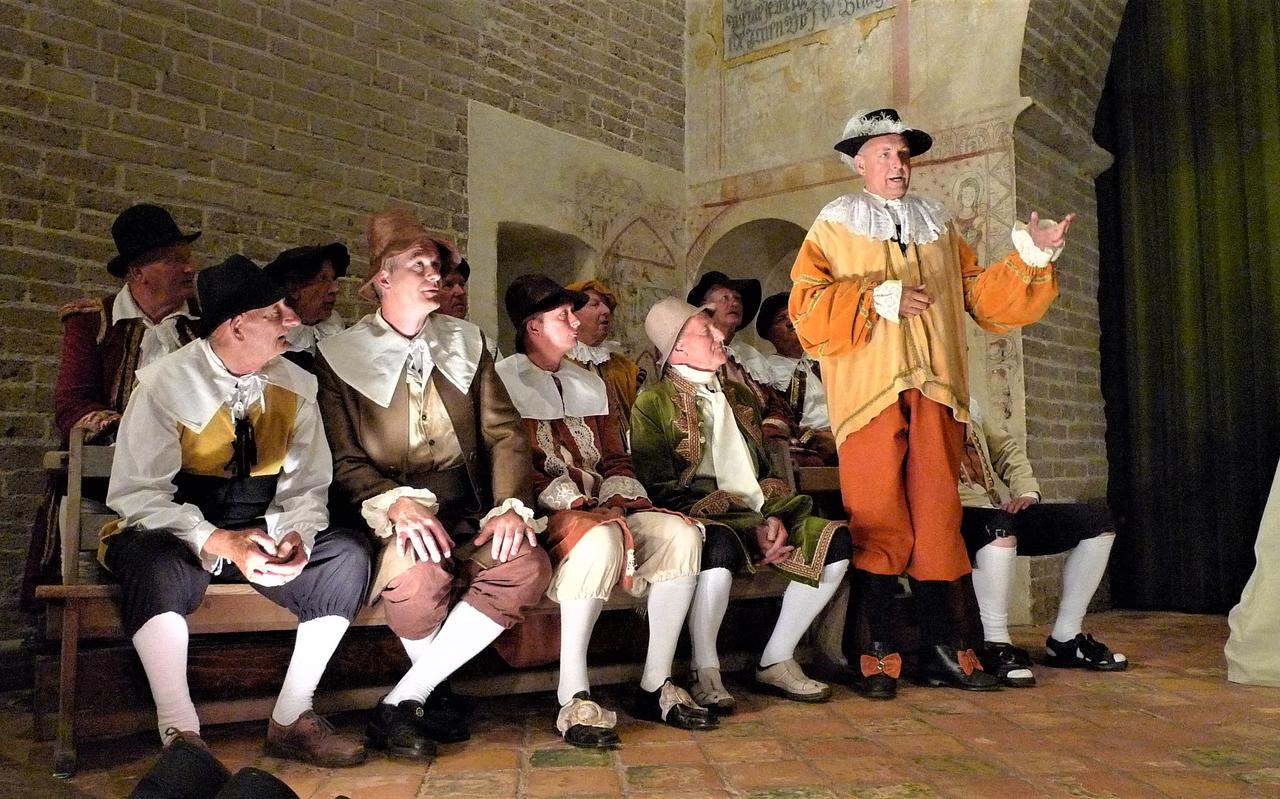 Rechtszaken van de Etstoel worden jaarlijks nagespeeld in de Magnuskerk in Anloo. Rechtszaken van de Etstoel worden jaarlijks nagespeeld in de Magnuskerk in Anloo.