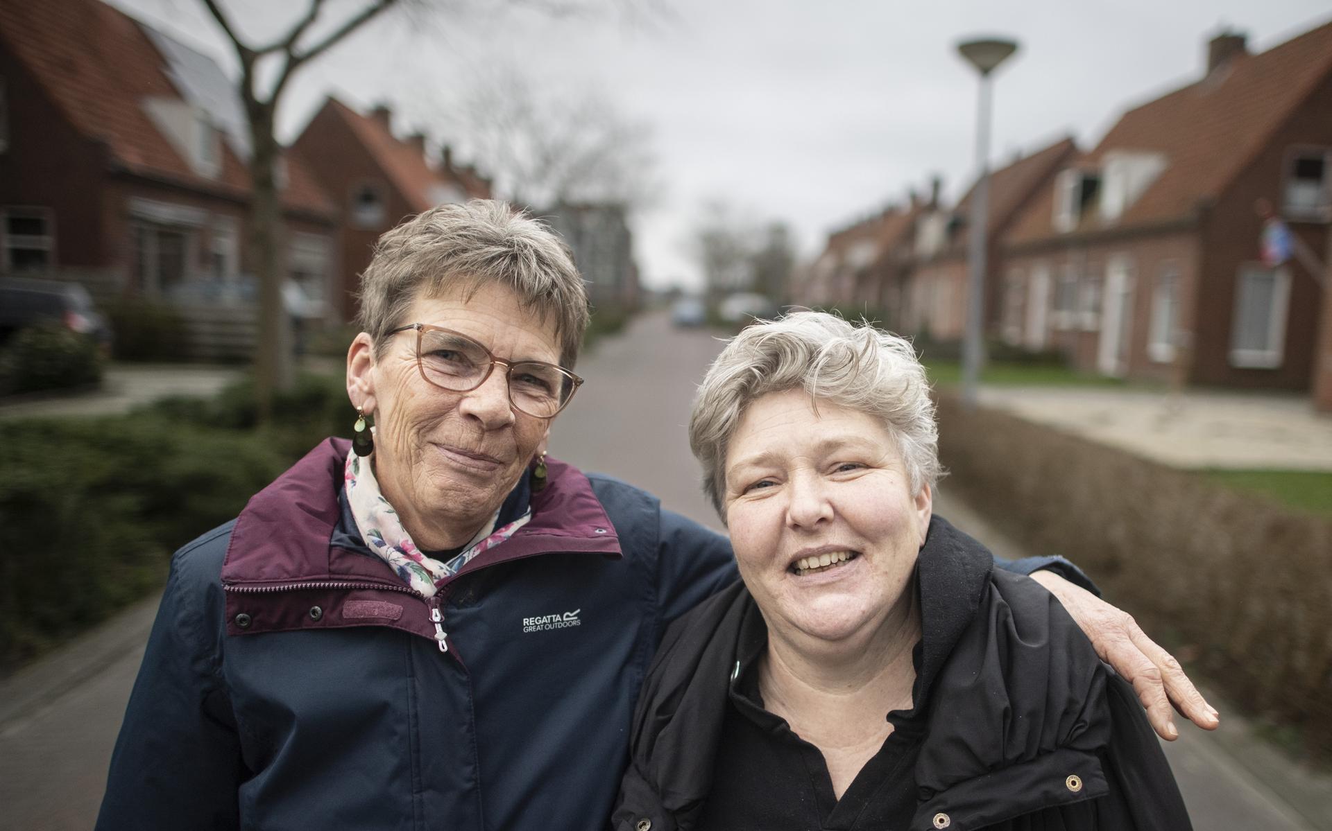 Bewoners van de Derk Boeremastraat Joke van den Berg (l) en Brenda Spijkel (r) uit Appingedam zijn opgelucht dat zij toch een nieuwbouwwoning vergoed krijgen.