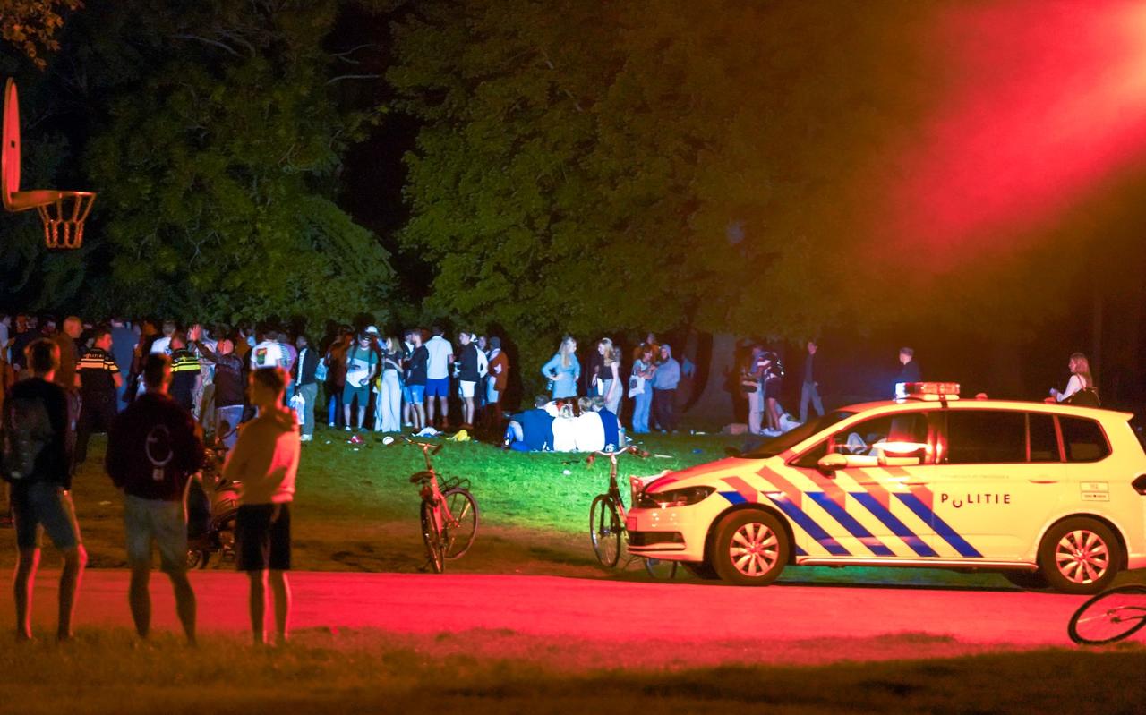 Tientallen jongeren worden door de politie uit het Noorderplantsoen weggestuurd. Tientallen jongeren worden door de politie uit het Noorderplantsoen weggestuurd.