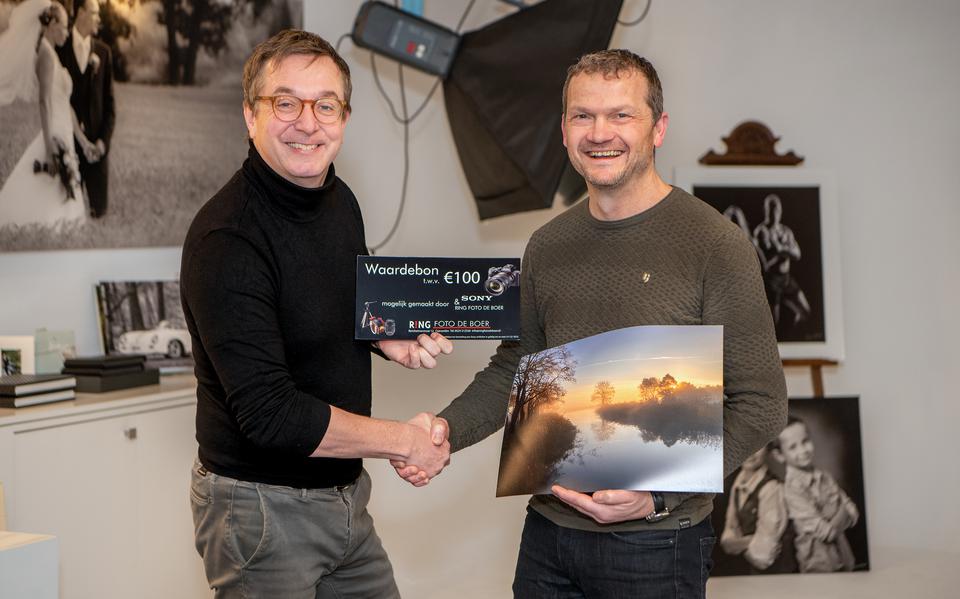 Winnaar van de hoofdprijs Jelko Smidt (rechts) uit Dalen samen met Rutger Bronts van Ring Foto De Boer.