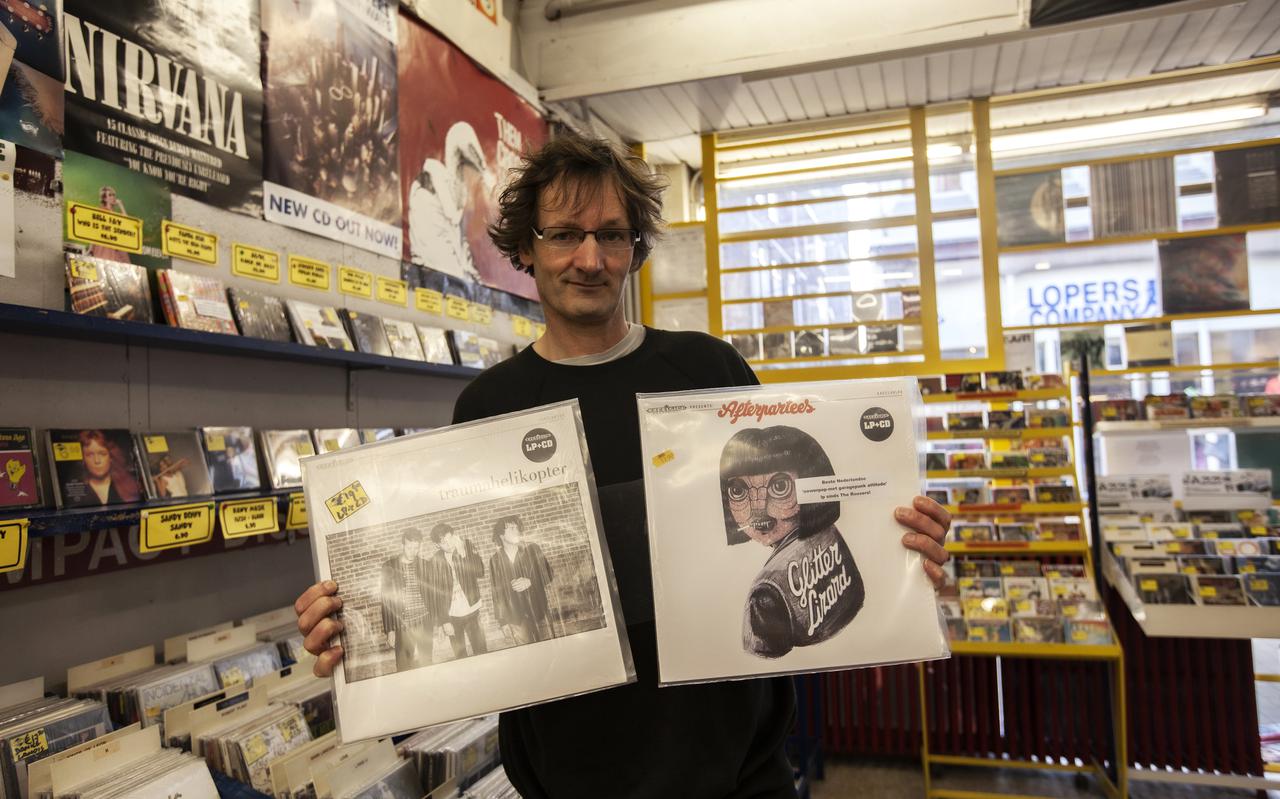 Jan Kooi met de platen van Traumahelikopter en de Afterpartees, bandjes die hij uitbracht op zijn Kogar Records.