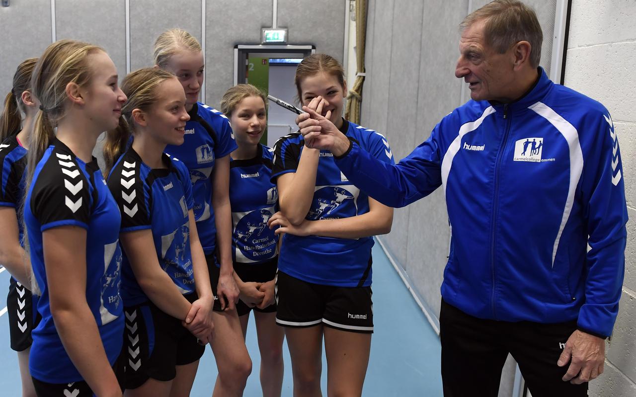 Harrie Weerman tijdens een training aan de jeugd van de handbalschool. Harrie Weerman tijdens een training aan de jeugd van de handbalschool.