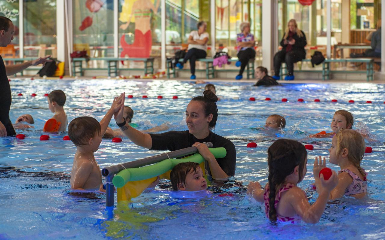  Kinderen uit groep 2 van CBS Het Palet in Emmen krijgen iedere maandag zwemles in Aquarena.  