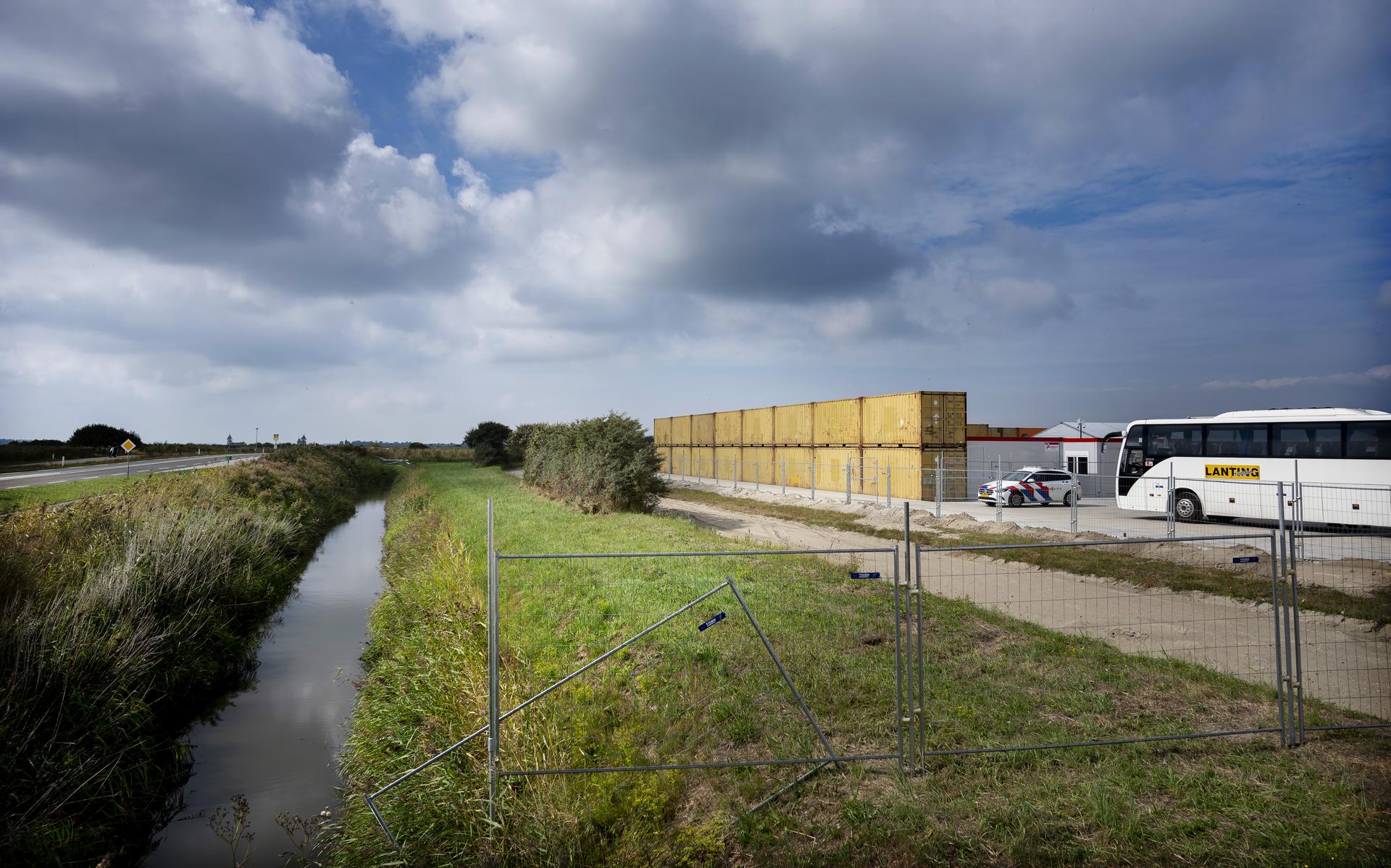 Eerste bus met vijftig asielzoekers komt aan in Zoutkamp - Dagblad van het Noorden