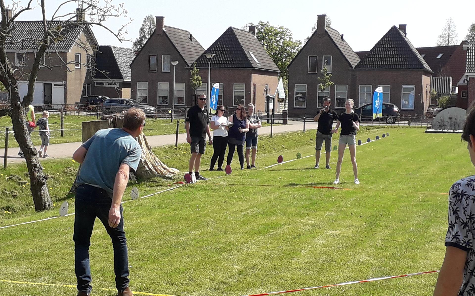 Eierzoeken, eierlopen en eiergooien. Volksvermaken Tolbert zorgt voor drukte op tweede paasdag
