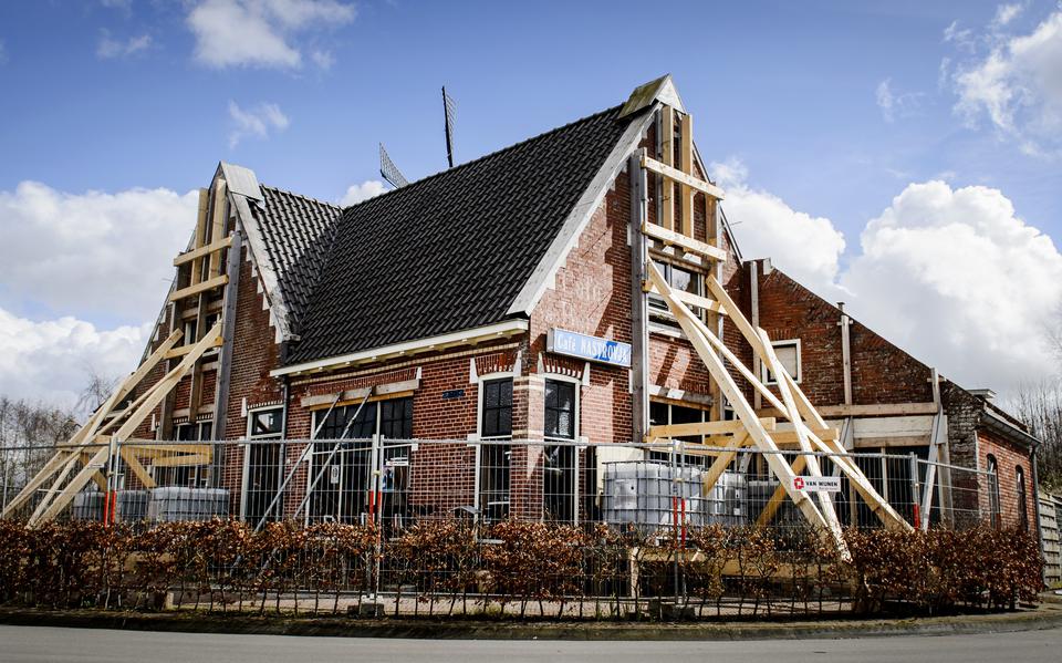 Een gebouw is verstevigd met balken als gevolg van aardbevingsschade die is ontstaan door de gaswinning van de NAM in het gebied. 