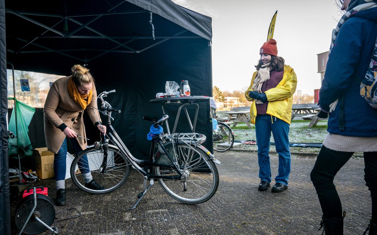 Groningen, fietsverlichtingsactie op campus Zernike. Studenten van RuG en Hanzehogeschool kunnen nieuwe fietsverlichting laten plaatsen.