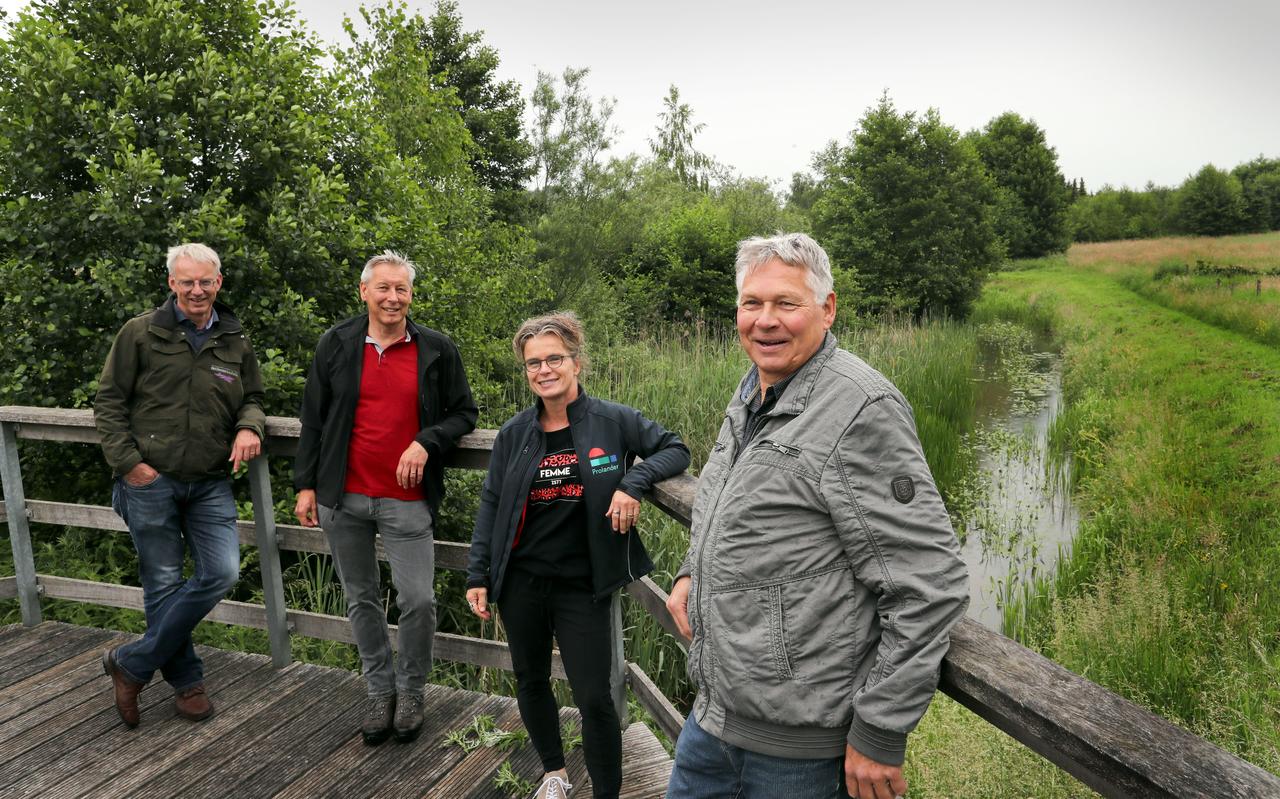 Uko Vegter, Emiel Galetzka , Christina Schipper en Aries Kuiper bij een stukje Voorste Diep (bovenloop Hunze) dat al is heringericht. Uko Vegter, Emiel Galetzka , Christina Schipper en Aries Kuiper bij een stukje Voorste Diep (bovenloop Hunze) dat al is heringericht.