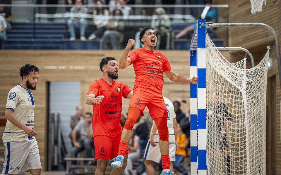 Amin Ouhida (rechts) springt de lucht in van blijdschap na zijn 6-2, die de wedstrijd tegen Olympic wel besliste. Teamgenoot Musteba Albadawi (links van Ouhida) gaat hem feliciteren.