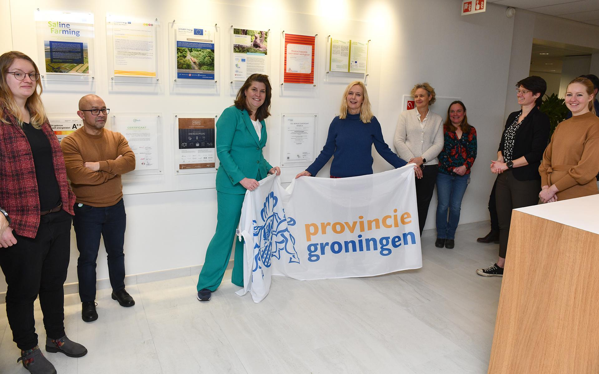 Gedeputeerde Fleur Gräper-van Koolwijk en directeur Gea Boerma van de provincie bij het certificaat. Foto: Provincie Groningen