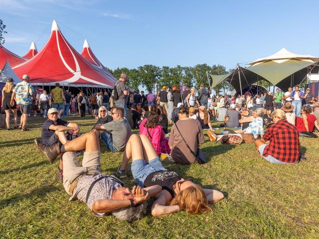 Genieten van de blues én de zon in op Holland International Blues Festival in Grolloo. Bekijk hier d