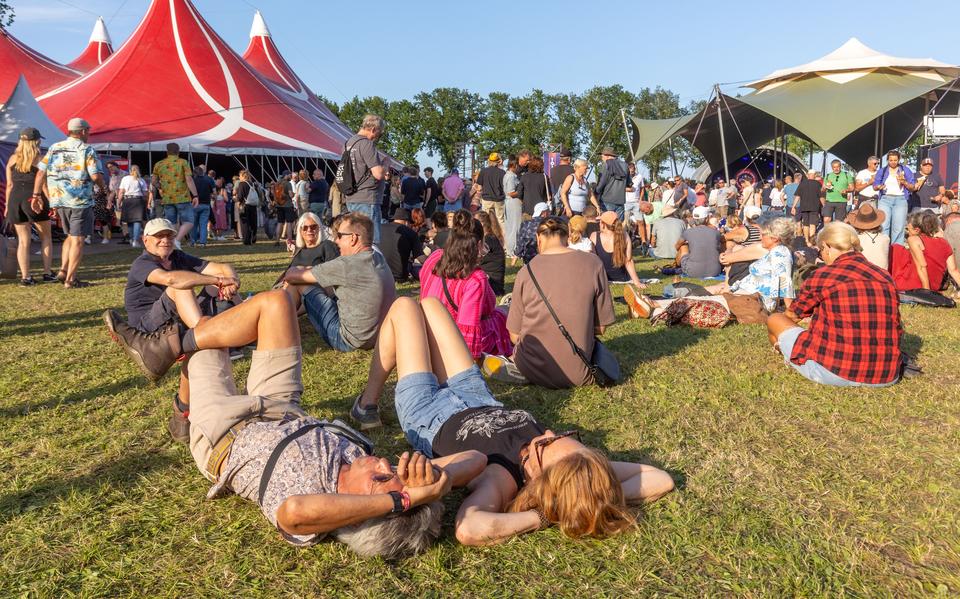 Even languit in het gras tussen de optredens door.
