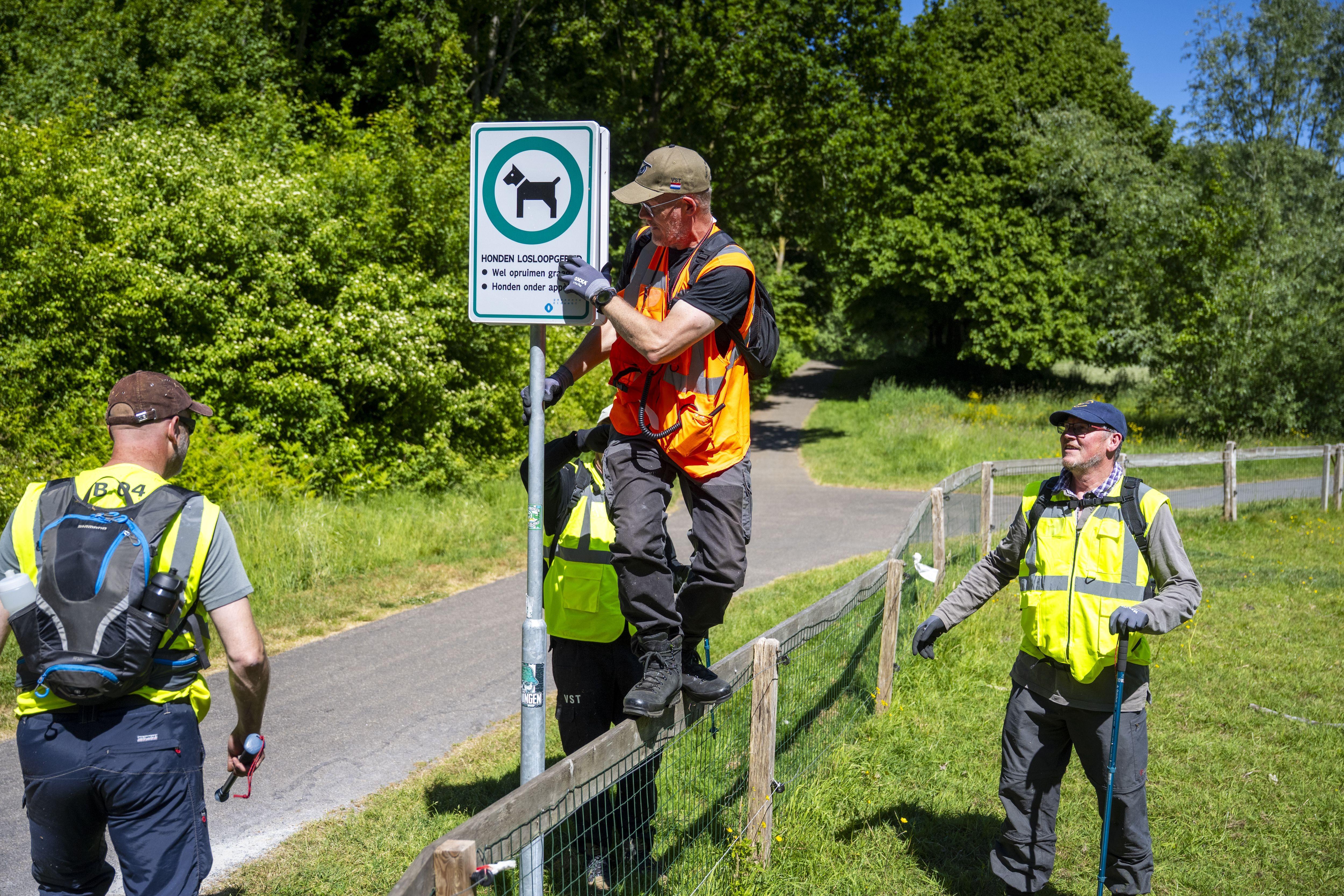 Honderden vrijwilligers zoeken naar Jeffrey en Emma in Finsterwolde, van berusting is geen sprake: ‘