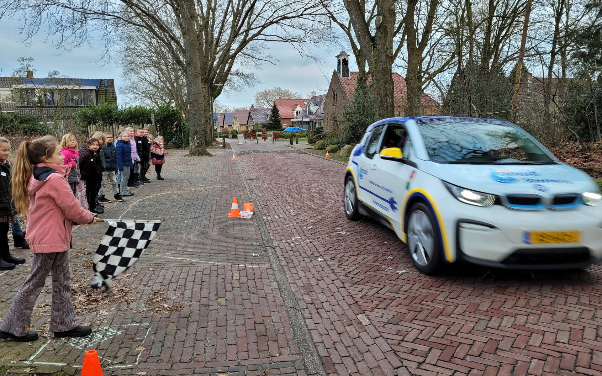 De leerlingen in Uffelte leerden hoe het zit met de remweg van een auto.