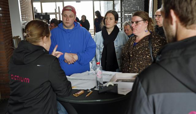 Passen en meten tijdens kijkdag huurders Acmesa Toren in Assen. ‘We kregen 521 reacties op de studio