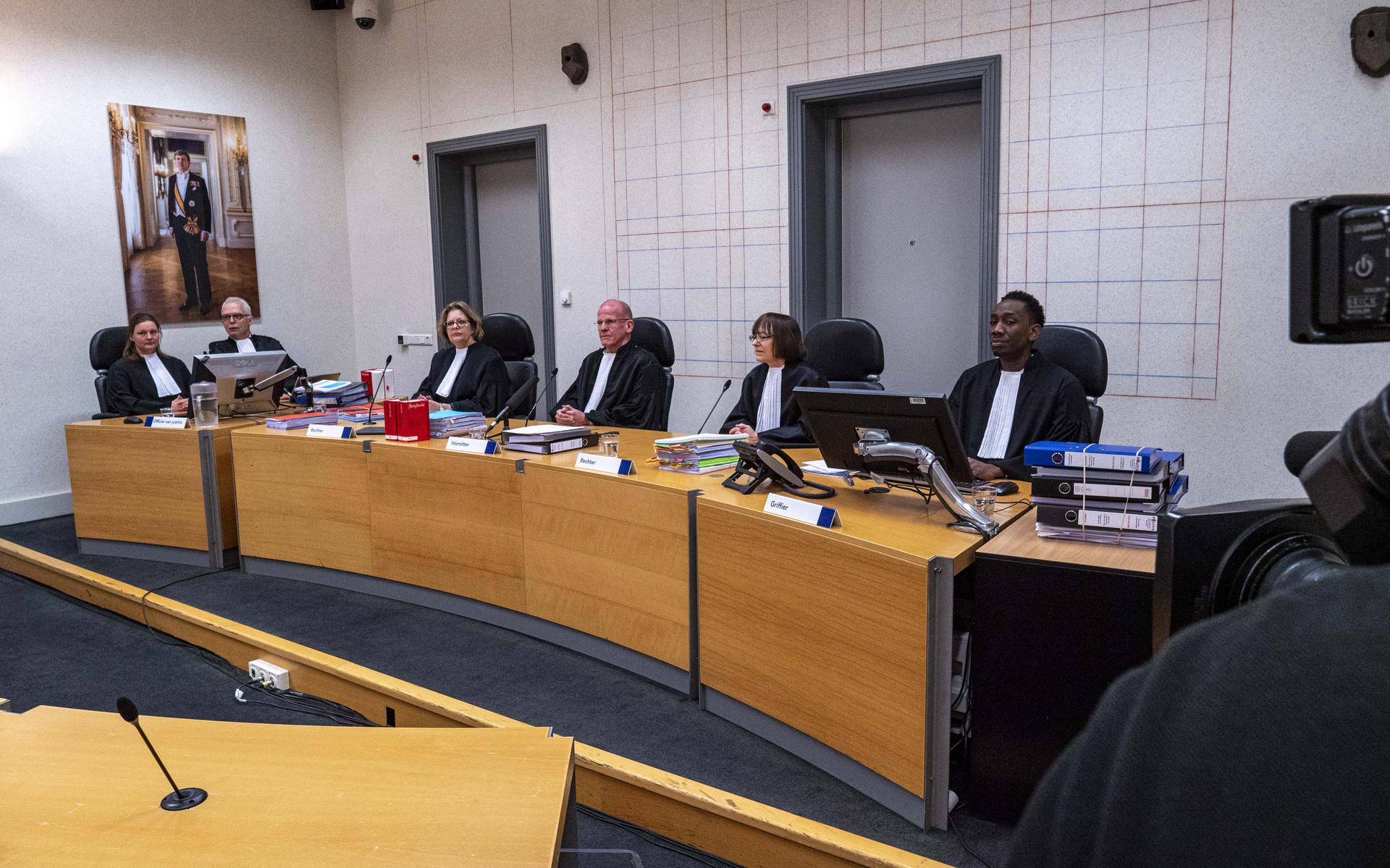 De drie rechters (midden zit voorzitter Herman Fransen) aan de pro forma Ruinerwold.