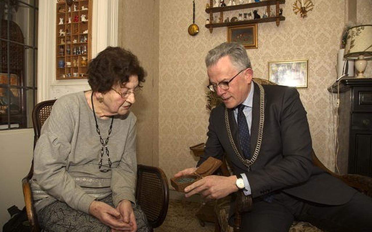 Mevrouw Strijk uit Groningen krijgt erepenning van de gemeente, omdat ze in de oorlog onderduikers verborg. Mevrouw Strijk uit Groningen krijgt erepenning van de gemeente, omdat ze in de oorlog onderduikers verborg.