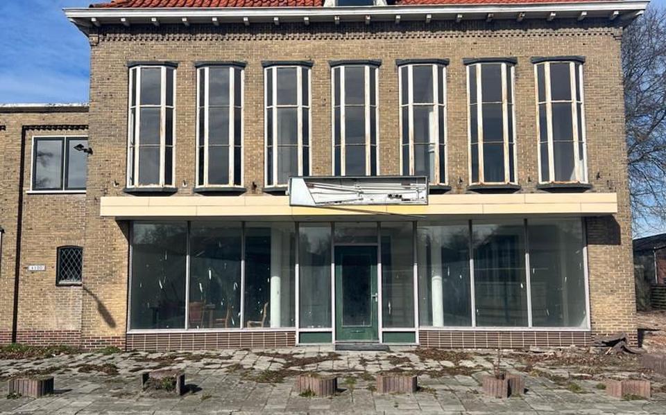 Makelaar Siefkes in Nieuwe Pekela wil dit pand aan het Pekelder Hoofddiep ombouwen tot bedrijfsverzamelgebouw. Zijn eigen kantoor brengt hij er na de zomer ook in onder.