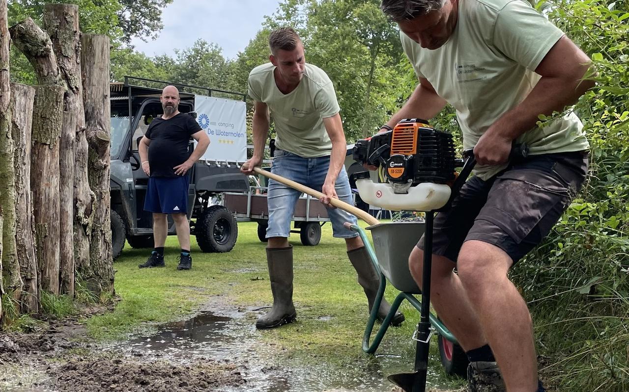 Op camping De Watermolen wordt snel drainage aangelegd om het overtollig water weg te krijgen. Op camping De Watermolen wordt snel drainage aangelegd om het overtollig water weg te krijgen.