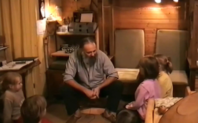 Gerrit Jan van D. praat in 1999 tegen zijn vier oudste kinderen. Beeld: 'De kinderen van Ruinerwold'