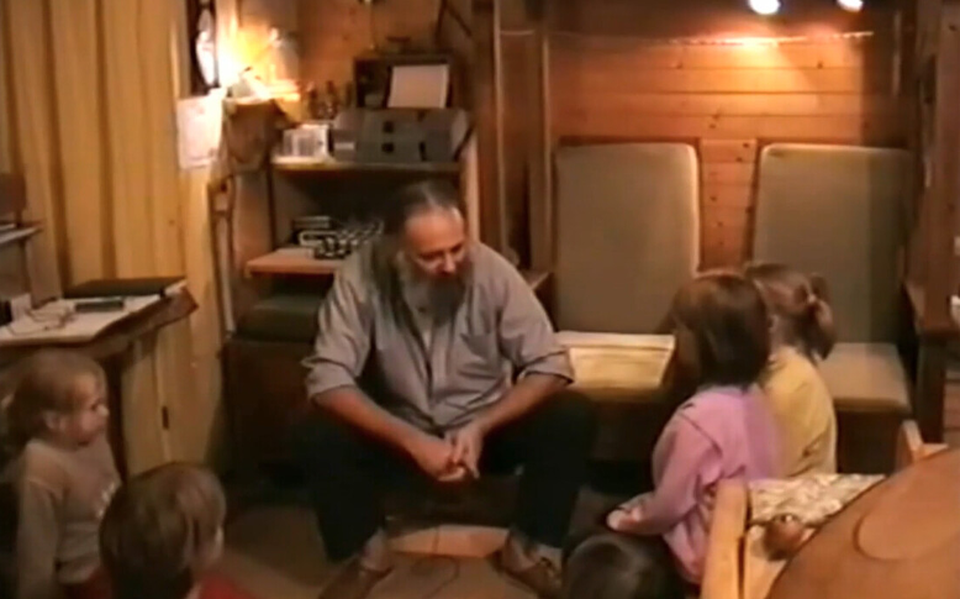 Gerrit Jan van D. praat in 1999 tegen zijn vier oudste kinderen. Beeld: 'De kinderen van Ruinerwold'