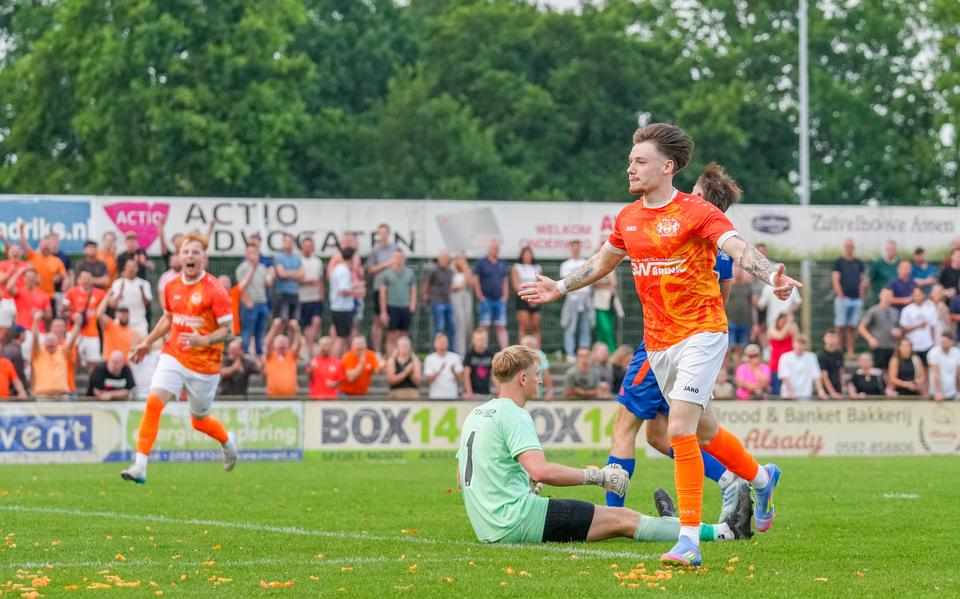 Florian Zeqiri scoort voor WKE ‘16 tegen FC Surhústerfean.