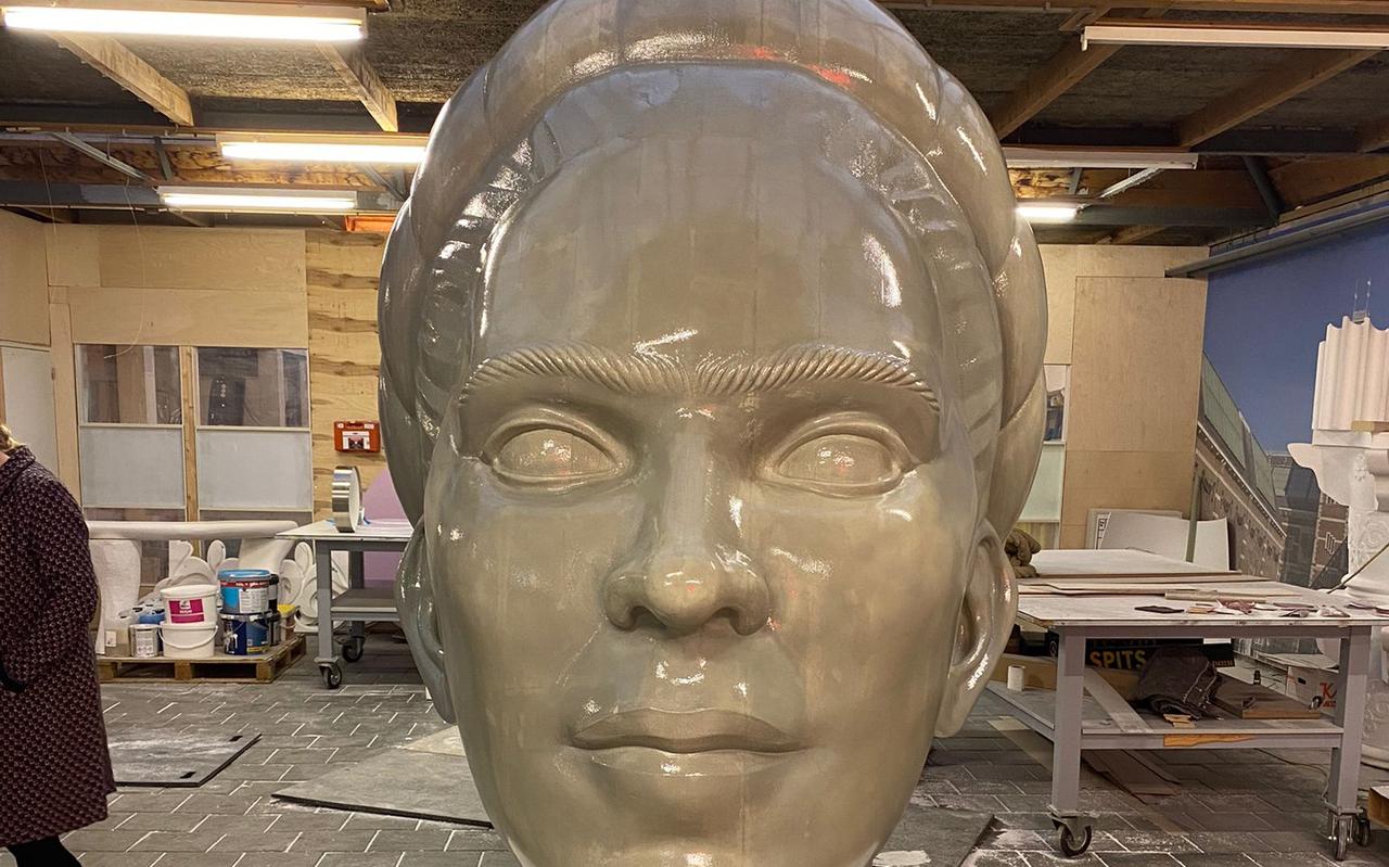 De buste van Frida Kahlo in de maak. Het piepschuim is inmiddels voorzien van een coating. De buste van Frida Kahlo in de maak. Het piepschuim is inmiddels voorzien van een coating.