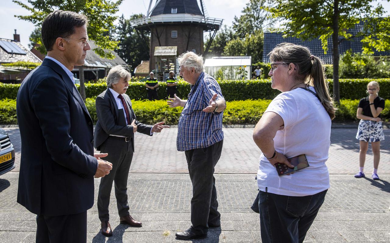 Demissionair minister-president Mark Rutte en burgemeester Gerard Beukema worden aangesproken door gedupeerden.