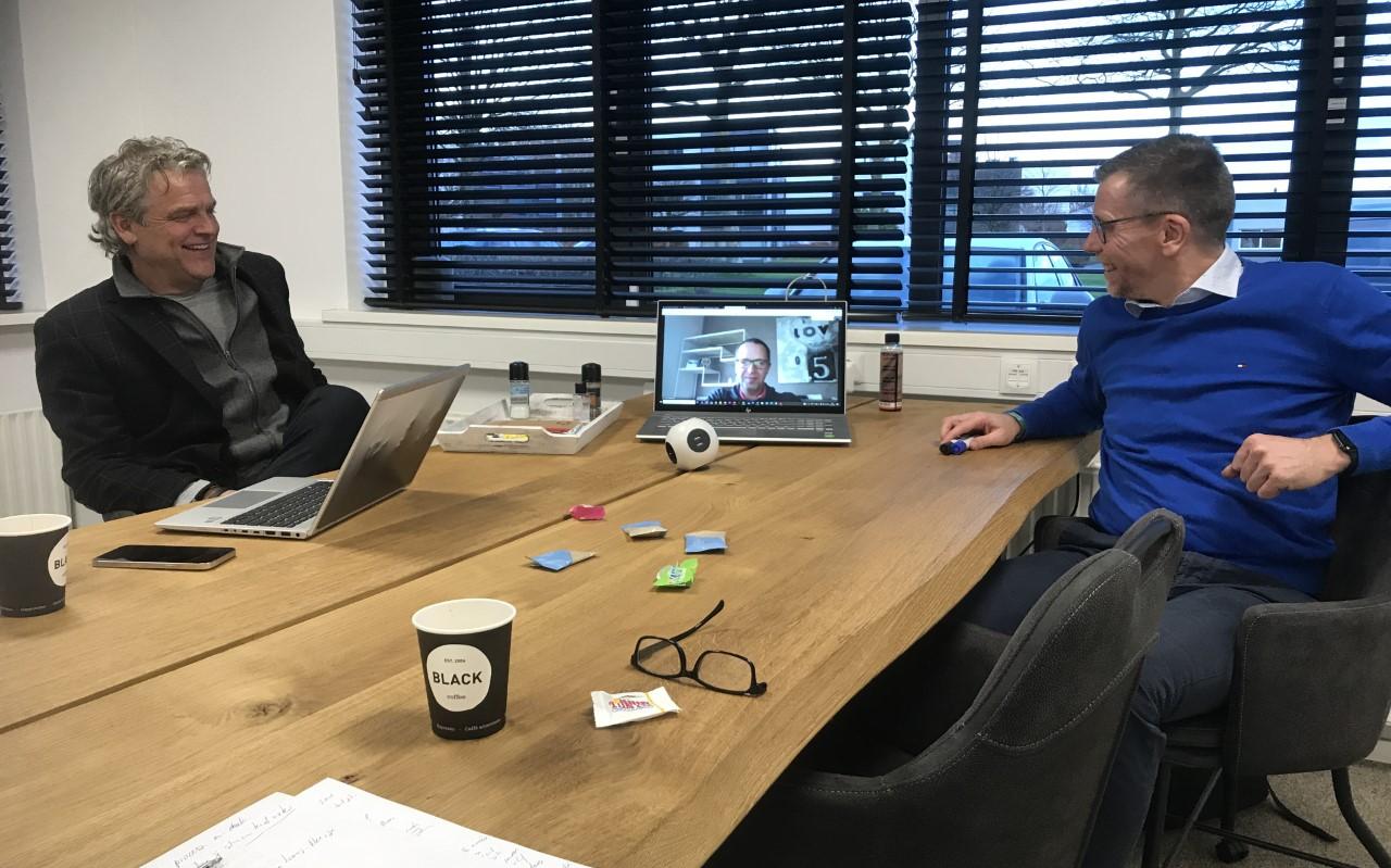 Bas Baalmans van de RUG (links) en Rob Extercatte van Xtract voeren digitaal overleg met Gerben Dolsma van Nidaros over het project SLIM-mer MKB. Bas Baalmans van de RUG (links) en Rob Extercatte van Xtract voeren digitaal overleg met Gerben Dolsma van Nidaros over het project SLIM-mer MKB.
