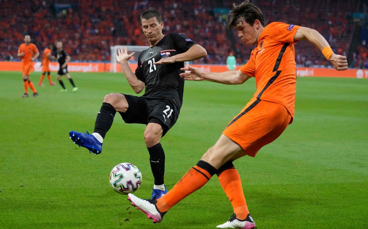 Marten de Roon ruimt namens Nederland op. De Oostenrijker Stefan Lainer is te laat. Marten de Roon ruimt namens Nederland op. De Oostenrijker Stefan Lainer is te laat.