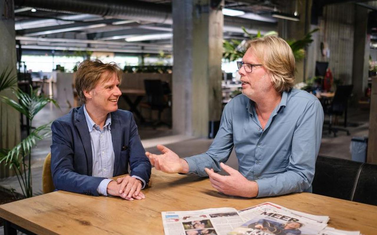 Alfred Meester (l) en Evert van Dijk op de redactie in Groningen. Alfred Meester (l) en Evert van Dijk op de redactie in Groningen.