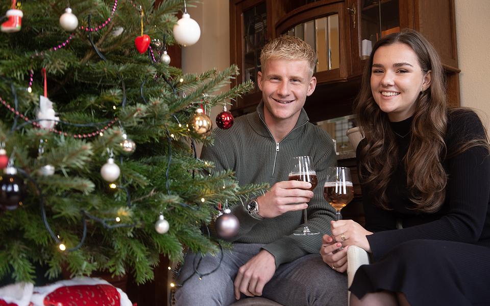 Max Houkes en zijn vriendin Sterre Huijser proosten onder de kerstboom in Sleen alvast op het nieuwe jaar. 