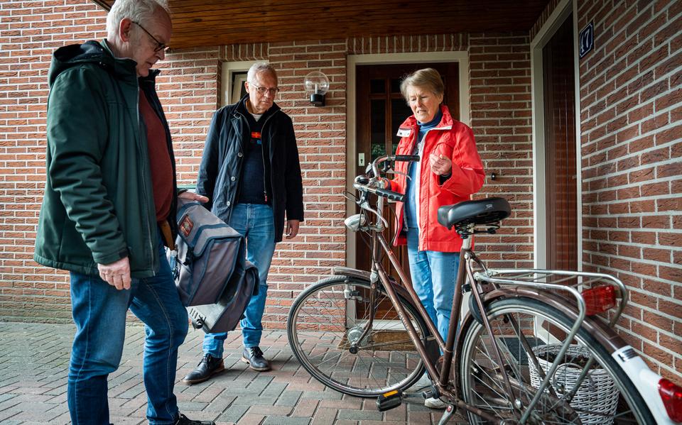Henk-Jan Hofman en Arie van Klei halen een fiets op bij Bauwina de Jong.