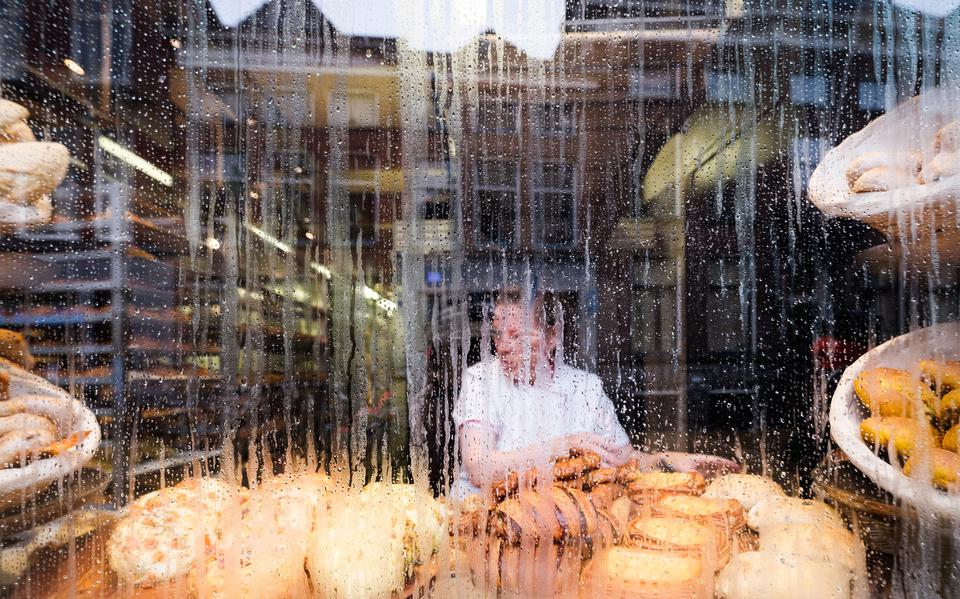 De bakker aan het werk in Broodje van Eigen Deeg.